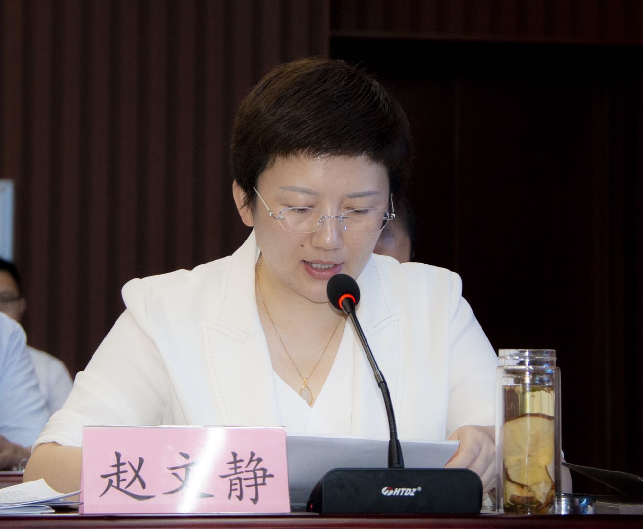 县政府副县长赵文静通报今年上半年全县招商引资和外贸工作进展情况.