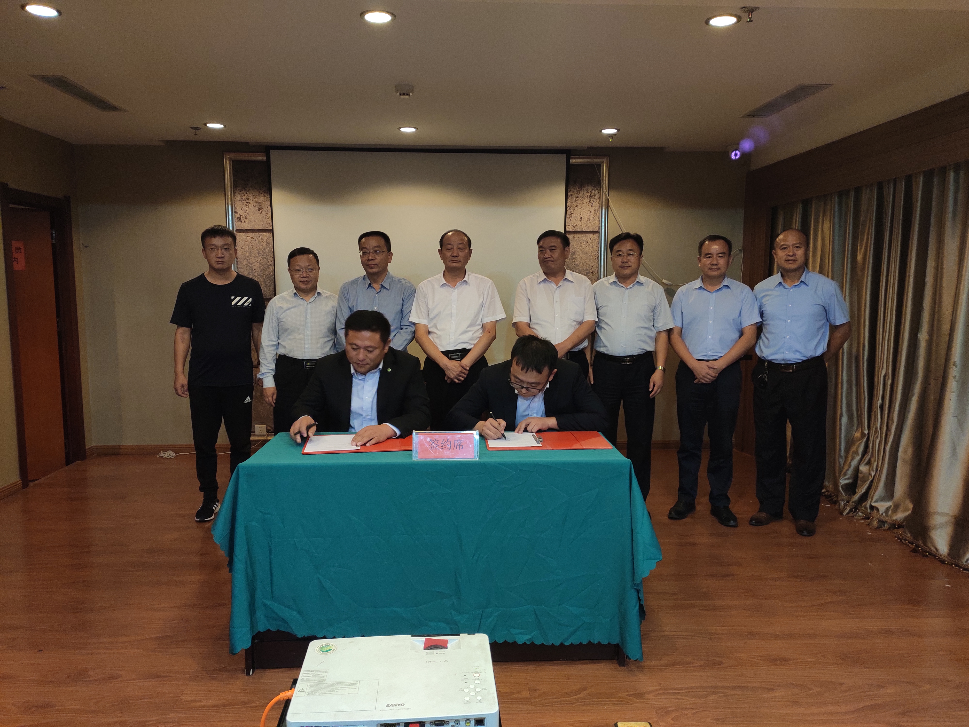 拳铺镇举办梁山专用车产业经济合作恳谈会